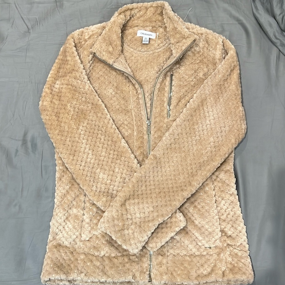 COPY - Calvin Klein Teddy Jacket
Very comfortable and cozy 
Size: Small
Cream/T…